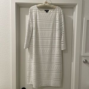 Women’s white dress size 16 Alfani brand.